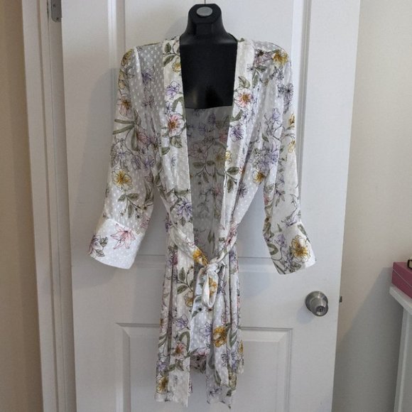 Floral  Robe - Picture 1 of 7